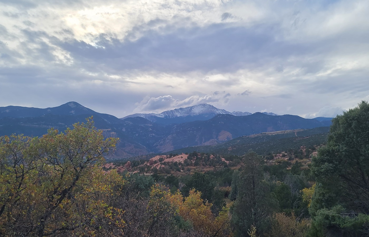 Garden of the Gods scenic drive overlook with mountain views